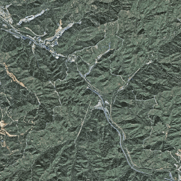 ▲图为2019年10月15日“高分二号”卫星拍摄的八达岭长城区域，八达岭长城站和老京张青龙桥车站附近的人形铁轨清晰可见。